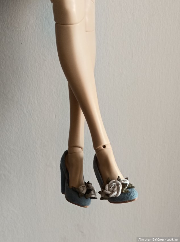 Туфли из голубой замши с белыми розами (фото 3)