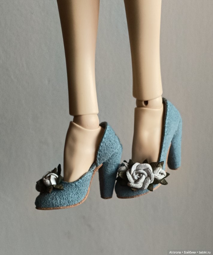 Туфли из голубой замши с белыми розами (фото 2)