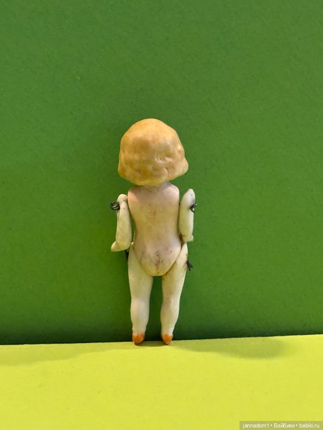 Куколка из бисквитного фарфора с рельефными волосами, высота 6 см (фото 4)