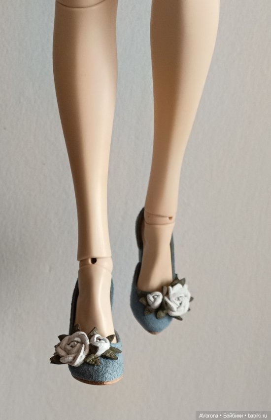 Туфли из голубой замши с белыми розами (фото 4)