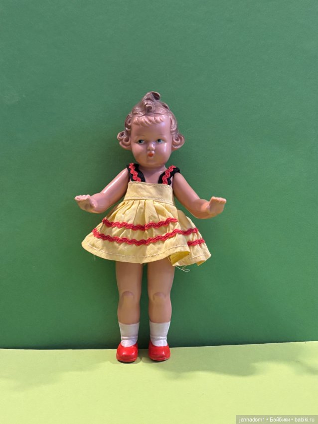 Очаровательная куколка Мигешка Milon Gehler в желтом платье, высота 18 см