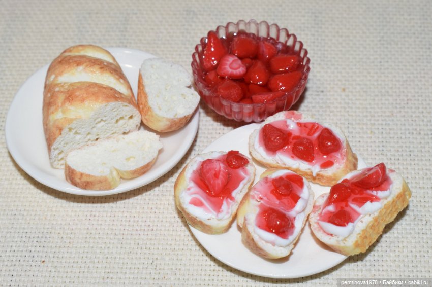 Клубничный джем и творожный сыр