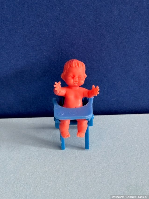 Редкий пупсик со стульчиком, девочка, родом из ГДР, СССР, высота 3 см (фото 4)