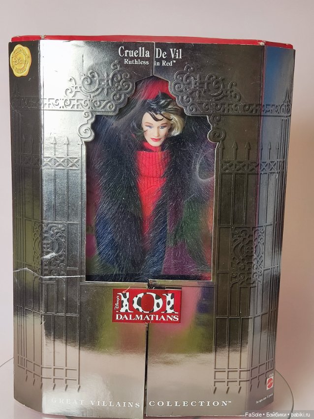 Барби Круэлла де Виль в красном костюме