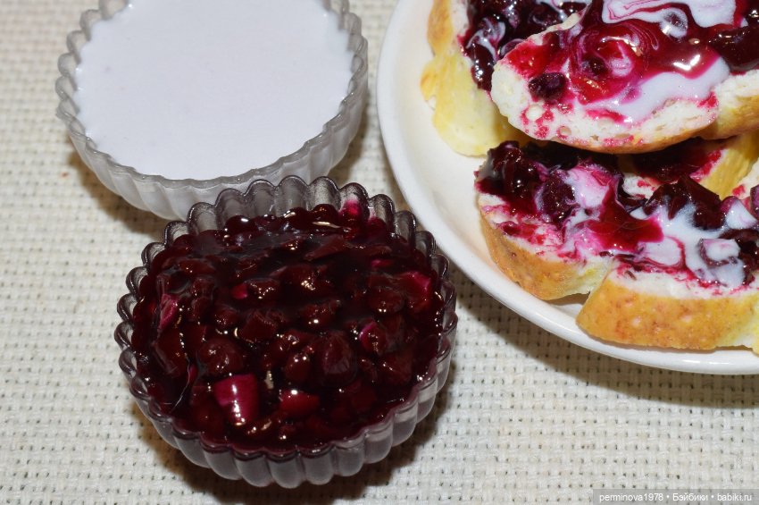 Батон с вареньем и сметаной. Миниатюра 1 к 4