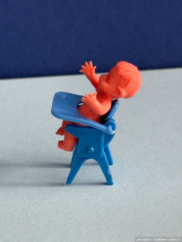 Редкий пупсик со стульчиком, девочка, родом из ГДР, СССР, высота 3 см (фото 6)