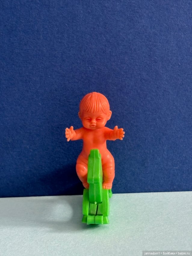 Редкий пупсик с лошадкой, мальчик, родом из ГДР, СССР, высота 3 см (фото 2)