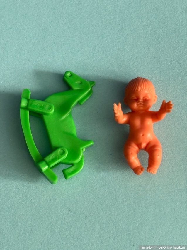 Редкий пупсик с лошадкой, мальчик, родом из ГДР, СССР, высота 3 см (фото 4)