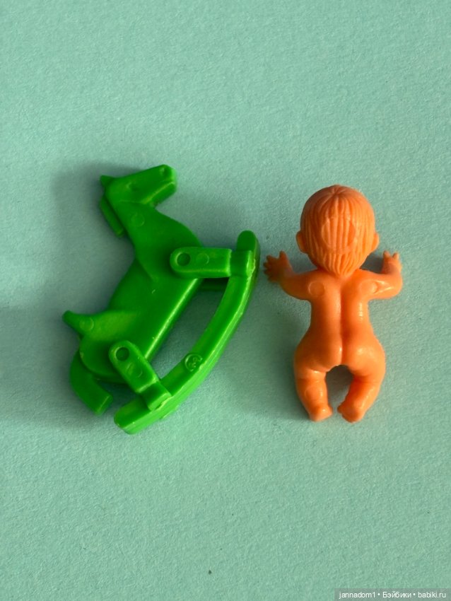 Редкий пупсик с лошадкой, мальчик, родом из ГДР, СССР, высота 3 см (фото 5)