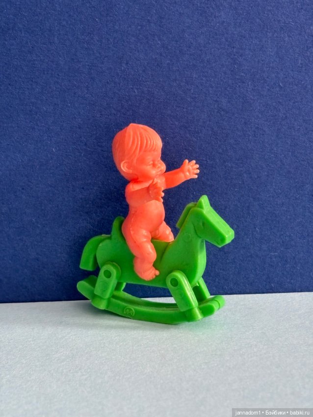 Редкий пупсик с лошадкой, мальчик, родом из ГДР, СССР, высота 3 см (фото 3)