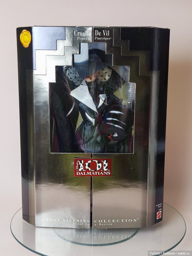 Барби Круэлла де Виль в черном костюме