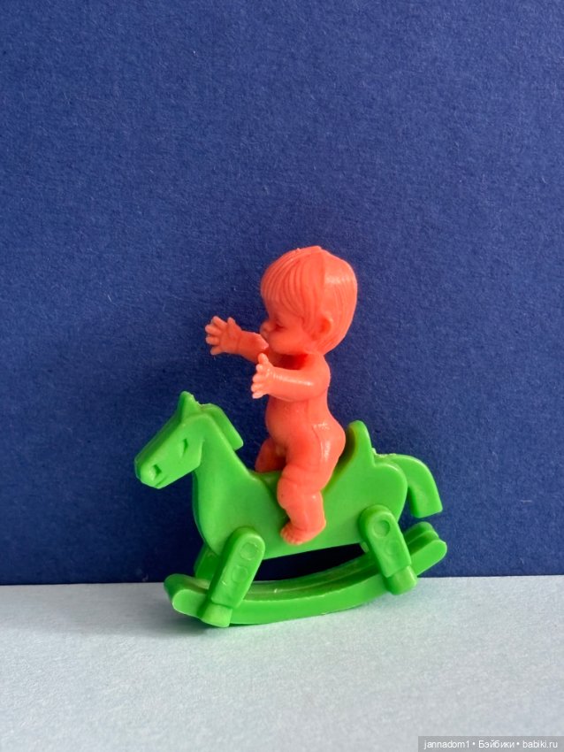 Редкий пупсик с лошадкой, мальчик, родом из ГДР, СССР, высота 3 см