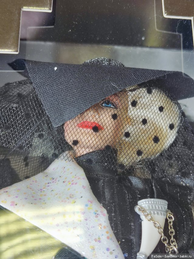 Барби Круэлла де Виль в черном костюме (фото 3)