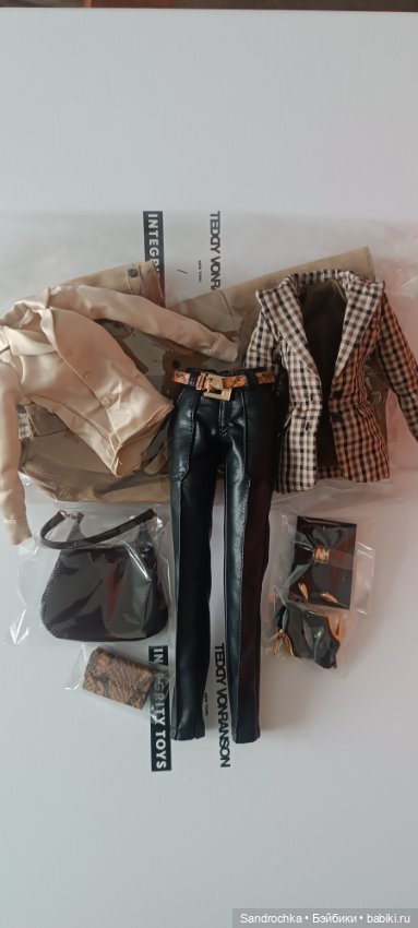 Аутфит About A Boy Jaeme Costas