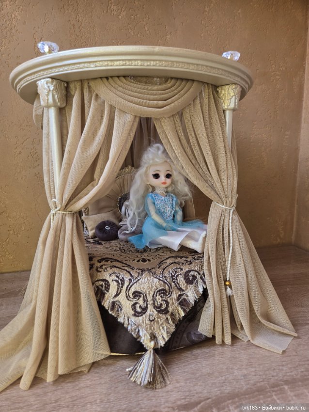 Кровать для кукол 16-21 см. Мебель для кукол