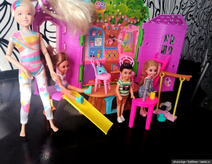 Лот кукол с игровой площадкой