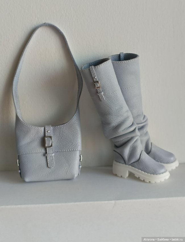 Комплект из натуральной кожи пастельного голубого цвета