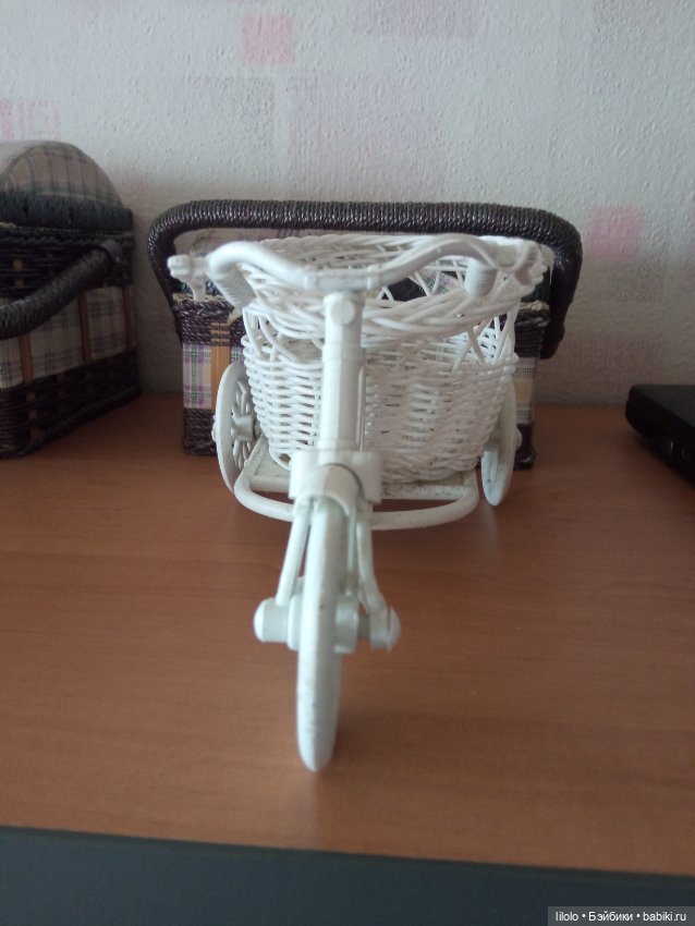Велосипед с корзиной для кукольных фотосессий