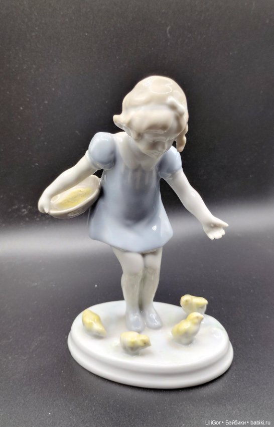 Статуэтка "Девочка, кормящая цыплят" Metzler & Ortloff, (Метцлер и Ортлофф) Германия, фарфор