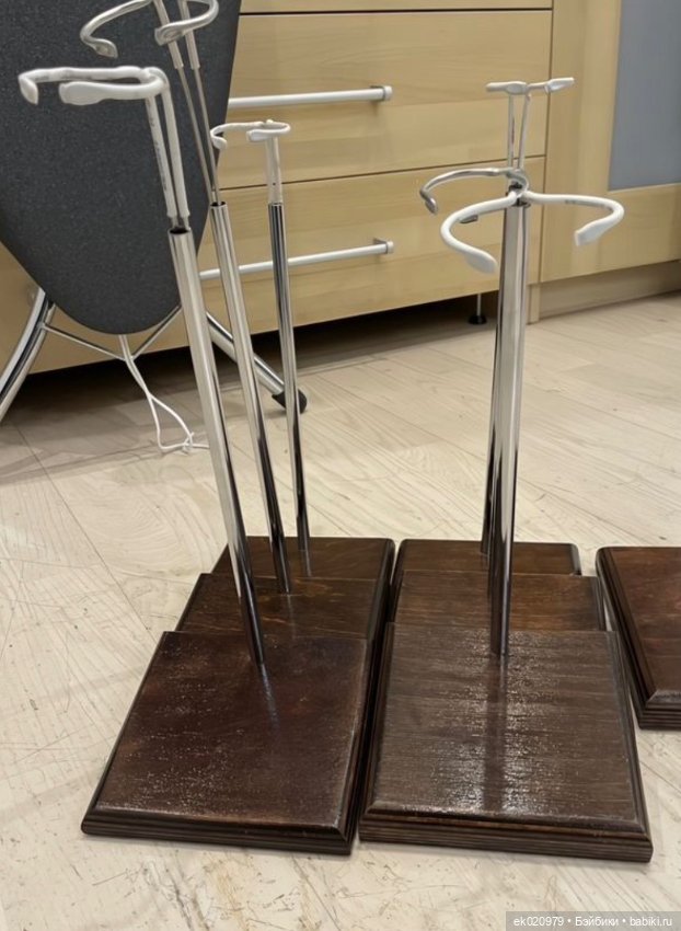 Стенды подставки для кукол и мишек