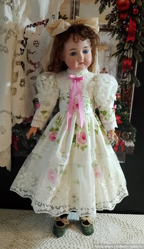 Нарядное сатиновое платье для антикварных кукол и реплик ориентировочно 60-70см роста (фото 9)