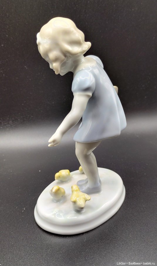 Статуэтка "Девочка, кормящая цыплят" Metzler & Ortloff, (Метцлер и Ортлофф) Германия, фарфор (фото 2)