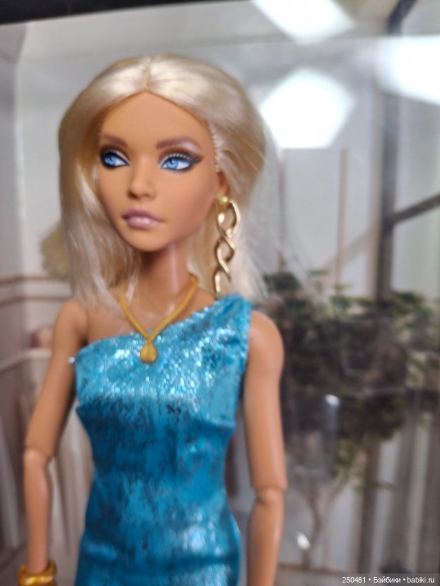 Коллекционная шарнирная Барби Barbie Styled By Maeve Reilly (фото 3)