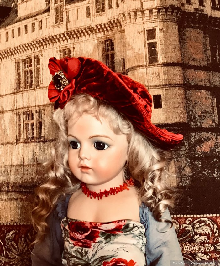 Бонет красного бархата , на сложном стальном каркасе , для антикварных кукол и реплик