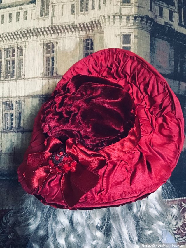 Бонет красного бархата , на сложном стальном каркасе , для антикварных кукол и реплик