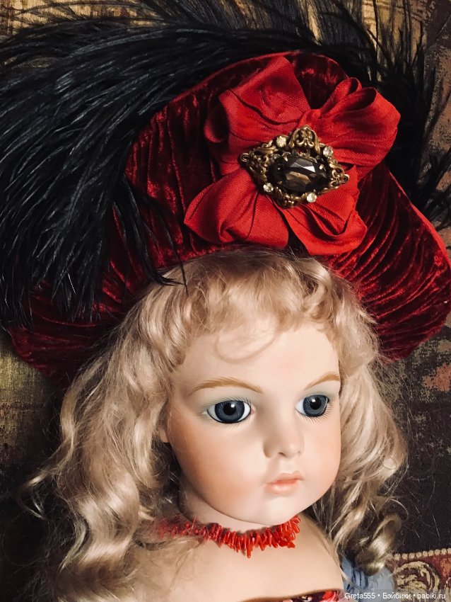 Бонет красного бархата , на сложном стальном каркасе , для антикварных кукол и реплик (фото 4)