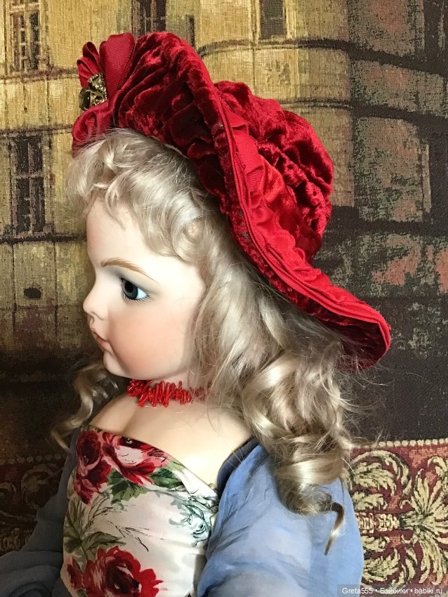 Бонет красного бархата , на сложном стальном каркасе , для антикварных кукол и реплик