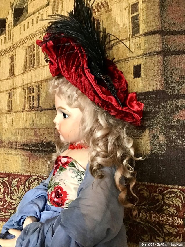 Бонет красного бархата , на сложном стальном каркасе , для антикварных кукол и реплик (фото 2)