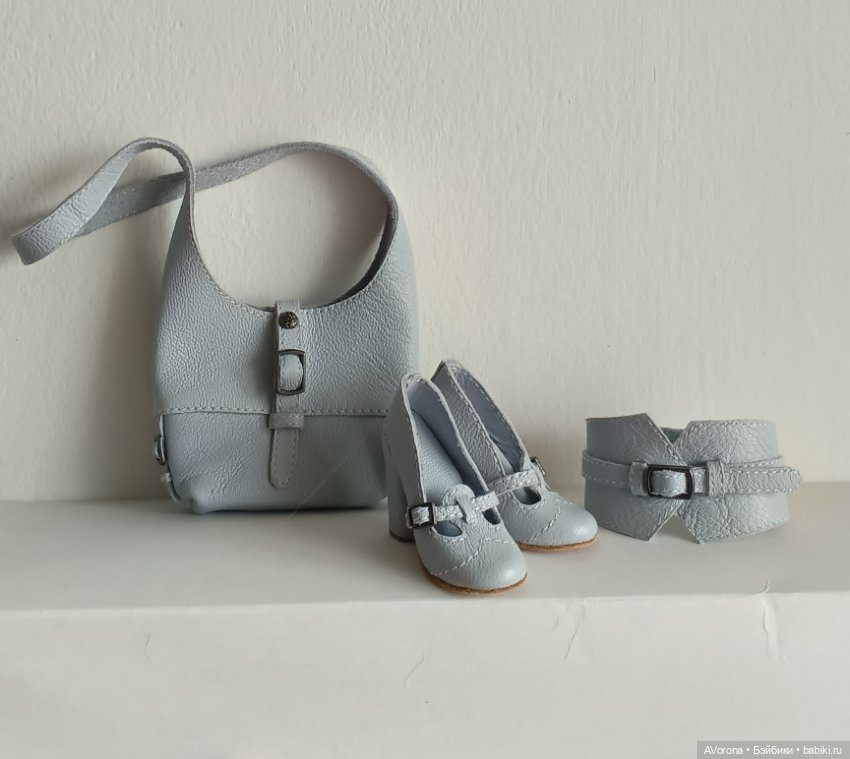 Красивый комплект из натуральной кожи в серо голубом цвете