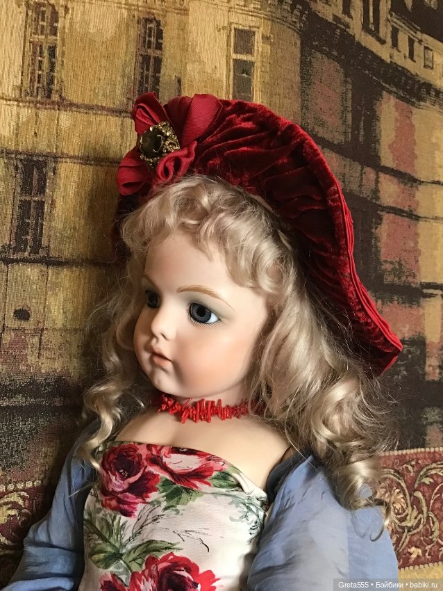 Бонет красного бархата , на сложном стальном каркасе , для антикварных кукол и реплик