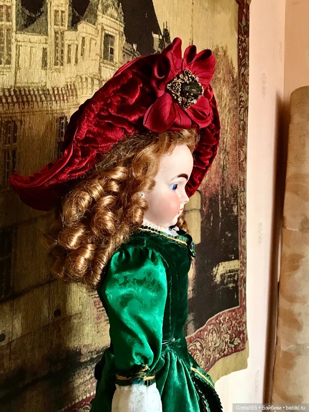 Бонет красного бархата , на сложном стальном каркасе , для антикварных кукол и реплик