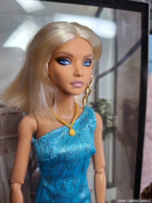 Коллекционная шарнирная Барби Barbie Styled By Maeve Reilly (фото 2)