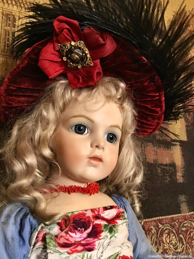 Бонет красного бархата , на сложном стальном каркасе , для антикварных кукол и реплик