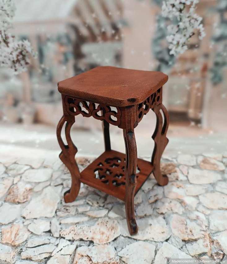 Столик № 2 натуральное дерево резное