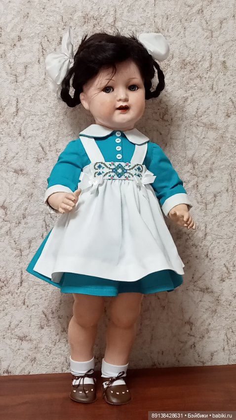 Платье с фартуком — Одежда для кукол