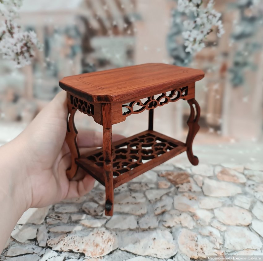 Столик № 1 натуральное дерево резное
