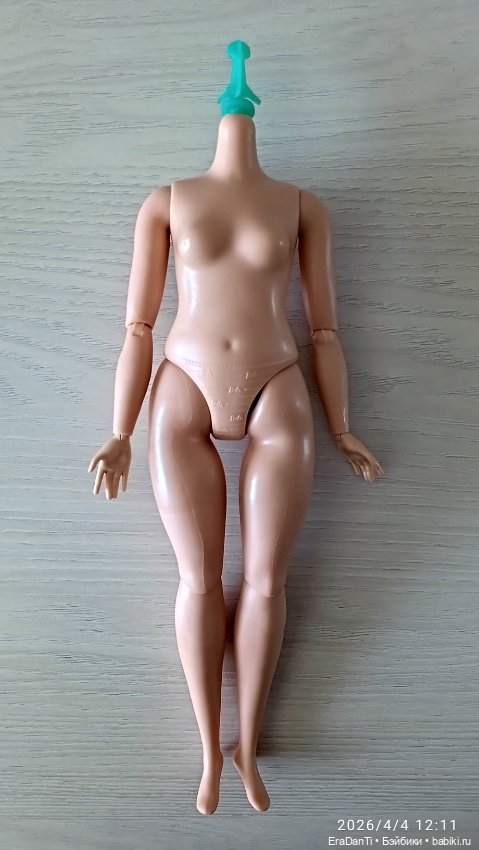 Тело 2022 Barbie Extra #18 Checker Coat Doll (HHN10)