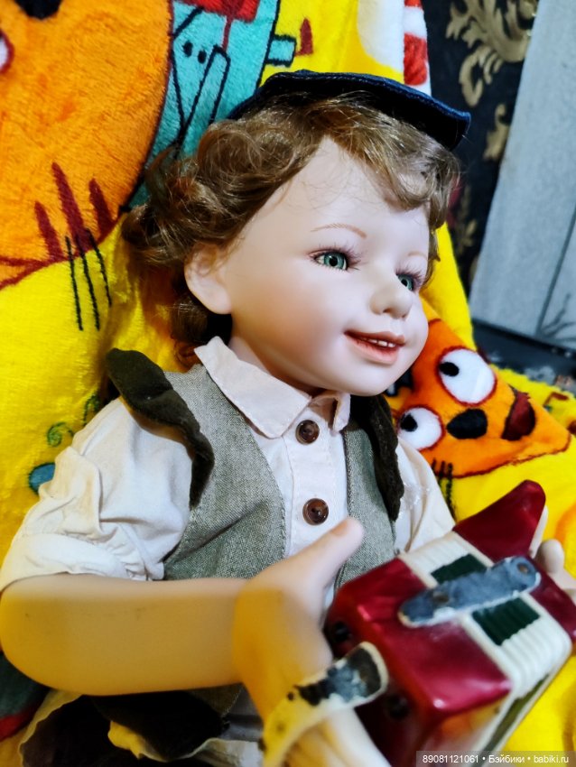 Мальчик с гармошкой 30см сидя Фарфор,