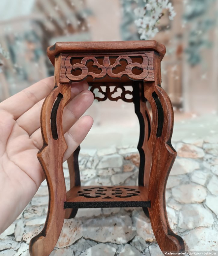 Столик № 2 натуральное дерево резное