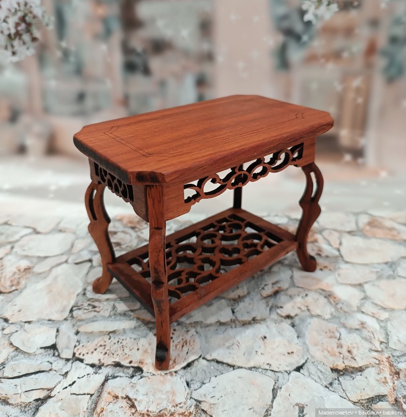 Столик № 1 натуральное дерево резное