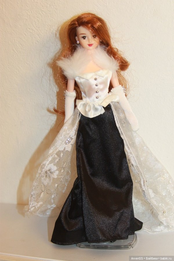 Подружка Дженни Наоми в вечернем наряде (фото 2)