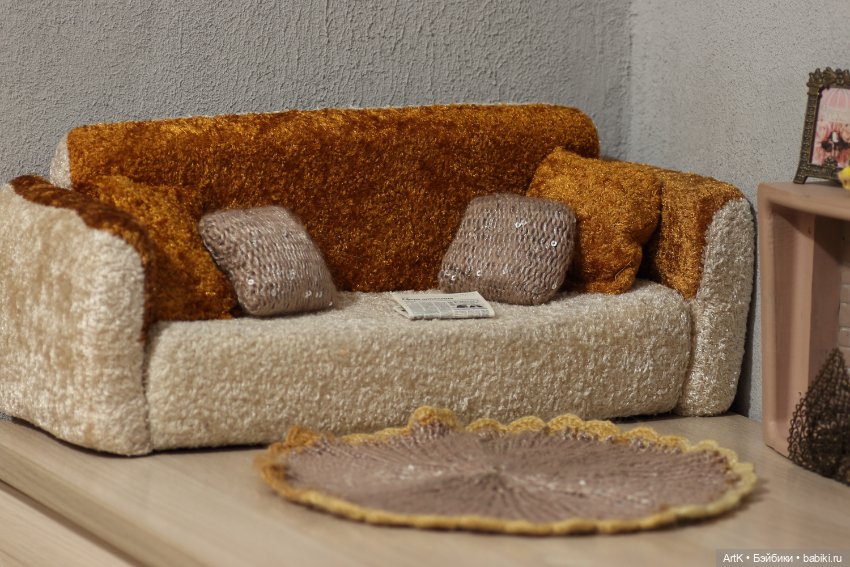 Диван для кукол 1:6 — Кукольная мебель
