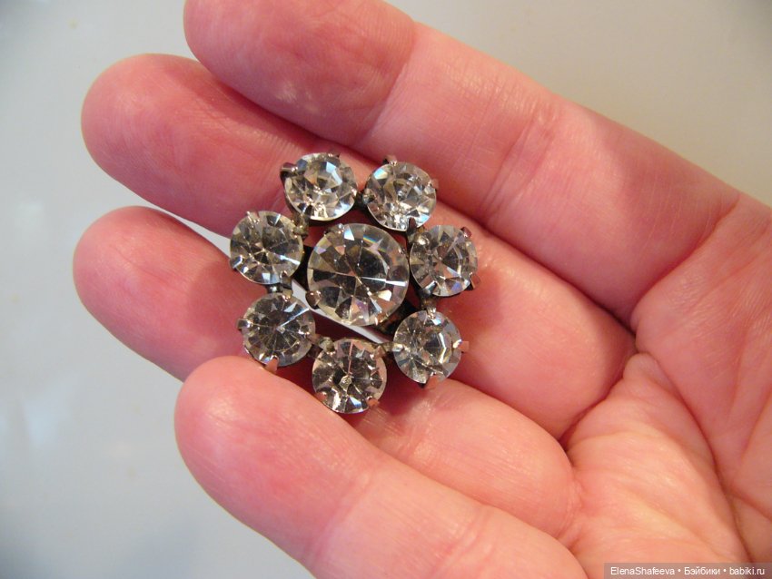 Маленькая ,красивая , винтажная Брошь для кукольных нарядов