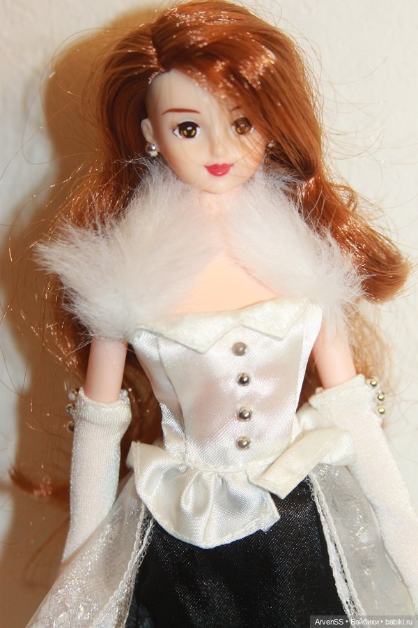 Подружка Дженни Наоми в вечернем наряде (фото 3)