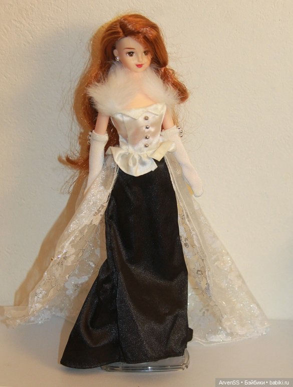 Подружка Дженни Наоми в вечернем наряде