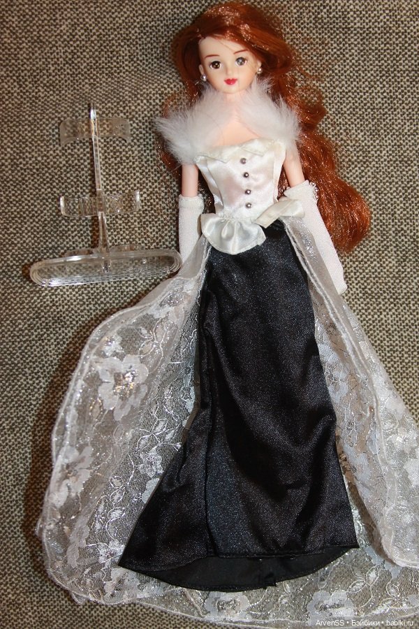 Подружка Дженни Наоми в вечернем наряде (фото 7)